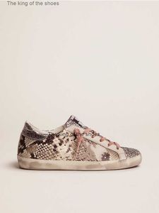 كعب وحيد مصمم أحذية صغيرة قذرة مصمم فاخر إيطالي عتيق الصنع يدويًا Super-Star Ltd Snake Sneakers Sequins