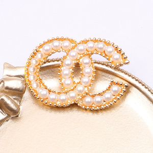 Großhandel Broschen Markendesigner Doppelbuchstabe Gold Silber Brosche Berühmte Frauen Perle Strass Kristall Brosche Anzug Anstecknadel Modeschmuck Zubehör