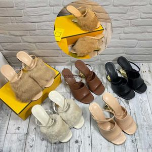 Rot-grüner Echtleder-Slipper mit Keilabsatz für Damen, römische Sandalen, 22 SS, F-Buchstaben, Absätze, Winter, pelzige Hausschuhe, Sommer, offene Zehen, coole Sandale in Weiß