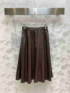 Kjolar designer våren och hösten ny klassisk triangel simulering läder kjol hög midja A-formad x71b