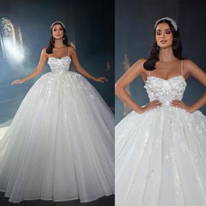 Luxuriöse Ballkleid-Hochzeitskleider, herzförmig, ärmellos, Spitze, 3D-Blumen, Bewerber, rückenfrei, geschichteter Tüll, gerichtsgesät, nach Maß, plus seitliche Vestidos De Novia