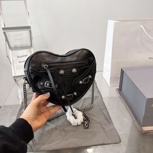 Top Love Heart Designer Bags New Designer Chain Crossbody Shoulder Bag Womens Handbags Locomotive Leather Unisex Wallet Purses