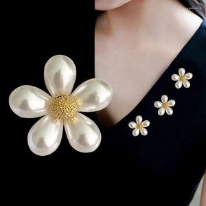 Brooches Elegant Little Fragrance Pearl Flower Brooch Collar Pin Female Anti - Slip Light Sweater Button Coat Corsage Accessories