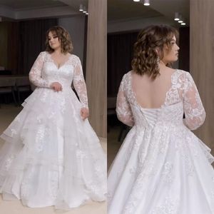 Abiti da sposa bohémien taglie forti Scollo a V Applicazioni maniche lunghe Abiti da sposa in pizzo Increspature a cascata Livelli aperti sul retro Abiti Da Sposa