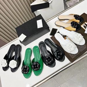 2022 Designer Pure Color Flowers Buckle Slides tofflor Kvinnor Sexig läder svart vit grön utomhusstrand plattklackade sandaler Ladys grunt munnlistskor