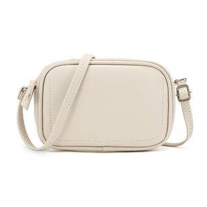 Berömd väska raffia vävd väska mini axelväskor charm klaff överdimensionerad magnetisk spänne handväska crossbody ladies sommar halmväska a38