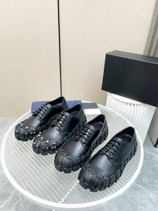 L￤der nitade m￤n casual skor aff￤rsman loafers kl￤nning sko tr￤ningskor som k￶r moralisk designer stil med l￥da