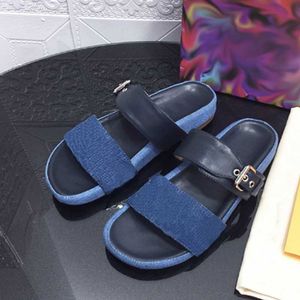 Designer Sandaler Bom Dia Slipper Kvinnor glider l￤derbotten dubbel sp￤nne patent canvas platta mulskor strand glider gummisolar sommar flip flops med l￥da nr346