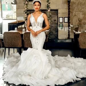Luksusowe sukienki ślubne syreny z głównymi koralikami Deep V szyja na zamówienie sukienki dla nowożeńców