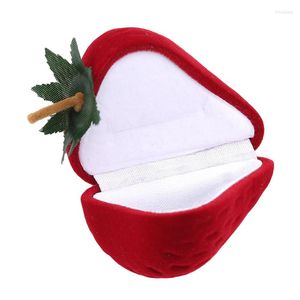 Present Wrap Ring Box Red Strawberry Shaped Velvet smycken förvaringsskyddsbehållare