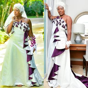 Elegante weiße und lila Meerjungfrau-Brautkleider, Blumen, Rüschen, schicke Boho-Brautkleider in Übergröße, trägerlos, Satin, lange Braut, Strand, Vestido De Novia African Aso Ebi