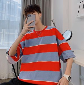 T-shirt da uomo 2022 Camicia da uomo estiva a righe moda Manica corta O Collo Abbigliamento di base Stile coreano Harajuku Rosso Giallo Blu Trend Top