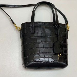 Mini borsa a secchiello di lusso Borse da donna verticali Borse a tracolla Ciondolo hardware dorato Borse a tracolla piccola Borsa in vera pelle Grande capacità Hobo di alta qualità