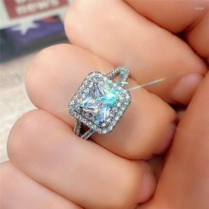Bröllopsringar Huitan Luxury Fashion Ring For Women With Princess Square Cubic Zirconia Full Bling Iced Out Marriage Jewelry