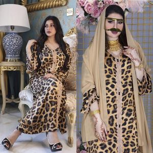 Etniska kläder Mellanöstern Leopardtryck Lång spetsar Jalabiya Muslimsk mantel Dubai Abaya för kvinnor Islam Kaftan Marockan klänning Pakistansk klänning