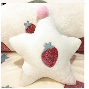 Cuscino bianco e grigio fragola impreziosito stella a cinque punte peluche rete rossa divano per auto decorazione finestra a bovindo