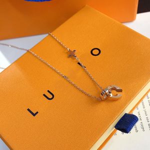 Luxury Womens Floral Necklace Delicate Design Jewelry Necklace Popular Selection Long Chain Fashion Charm Young 18k Gold Plated Premium Gift