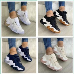 تتبع العلامة التجارية المصممة غير الرسمية أحذية Women Triple White Black Black Sneakers Platform Platform Outdoor Woman Trainers Shoes بحجم كبير للإناث 50 ثانية