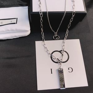 Collane con ciondolo di design del marchio selezionato Collana placcata in argento stile giovanile urbano Gioielli di lusso Catena lunga Regali selezionati per la festa di compleanno della famiglia delle ragazze