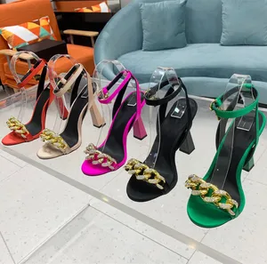 Kvinnor 2023 sommar ny modeklänning Sandal satinskor med kristallchunkig kedja elegant högblock häl kik tå ankel rem
