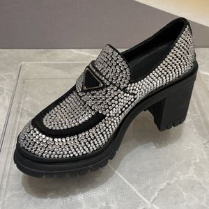 Rhinestone Dress skor för dampumps lyx Designer kristall klassisk triangelspänne Dam loafers chunky klack 8,5 cm högklackat damsko 35-41 med box