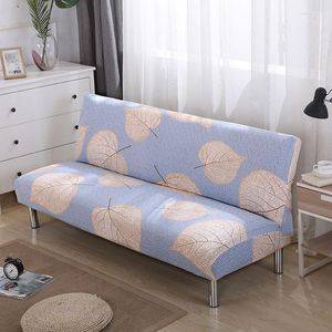 Крышка стулья с печеночным диван -кровати на расстоянии дивана