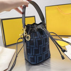 حقيبة دلو صغيرة مصمم حقائب الكتف Crossbody حقيبة يد نسائية أزياء جلدية حقائب اليد بالجملة حزام الكتفين القابل للإزالة