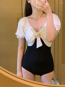 Menas de banho feminina Ladies Korea 2022 Garota arco preto cor branca combinando Monokini japonês cintura alta fina feminina de maiô de uma peça