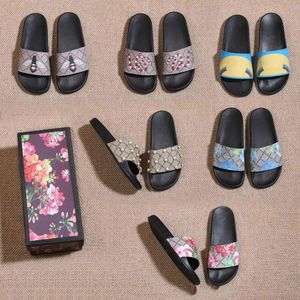 Snake Print Slide Summer Wide Flat Sandals Slipper Män Kvinnor Sandaler Designerskor med korrekta blommor