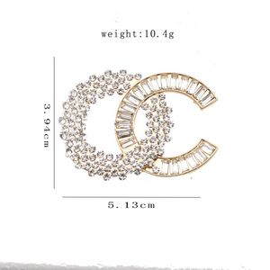 Luksusowy damski projektant marki litera C broszki 18-karatowe pozłacane wkładka kryształ Rhinestone biżuteria broszka urok perła Pin Marry Wedding Party Gift Accessorie