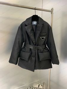 22SS Damenjacke, Designer-Cardigan mit Kordelzug, schlanke Damen-Modejacke, Dreiecks-Label-Tasche, Oberbekleidung, warme Mäntel S-L