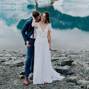 Hochzeitskleid Strand Elopement Chantilly-Spitze V-Ausschnitt Kurzarm A-Linie Maßgeschneiderte Plissee-Chiffon-Boho-Brautkleider mit offenem Rücken