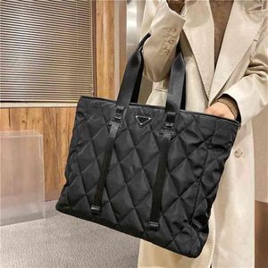 Ny lyxdesigner Kvinnor Big Tote Bag Rhombus Kontrollera axlar stora kapacitet damer handväskor nylon shoppare 2 färger j0510275t
