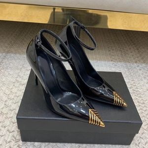 Elbise ayakkabılar yüksek topuk ayakkabı metal dekorasyon sivri ince resmi lüks tasarımcı ayak bileği band lake deri seksi yemek partisi siyah fabrika elbise ayakkabıları