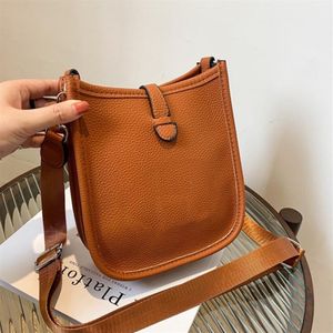 Lady Shoulder Crossbody Bag Clutch Bags Handväska Kvinnor PUSE PU HOLLOW Out Letter Fashion Justerbart remmen Vanlig kornläder 20CM241C