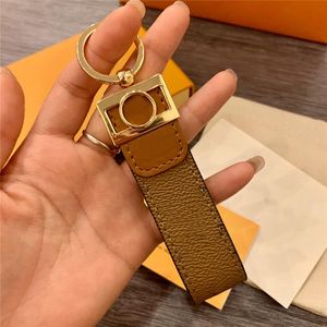 Dropship Classic Yellow Brown Pu Leather Key Ring Chain Accessories Fashion Keychain Keychains Buckle For Men Women With Retail 211p