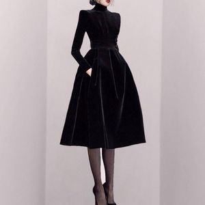 2023 Vintage czarne aksamitne sukienki na bal maturalne z kieszeniami Długość kolanowa Wysoka szyja długie rękawy Linia formalne suknie wieczorowe Arabskie Dubai Krótkie specjalne okazje zużycie imprezowe