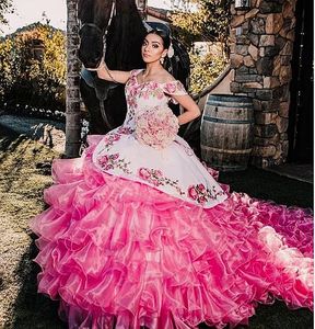 Charro Fuchsia quinceanera sukienki kwiatowe koronki ubiegane z koronki z ramionami Sweet 16 suknie balowe na bal