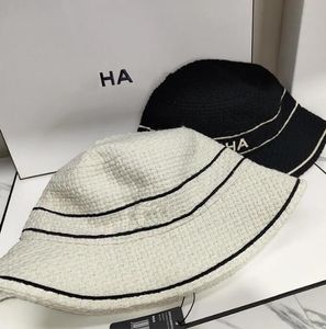 Breda randen hattar hink hattar lyxig designer hink hattar svarta mens vita vävda hattar kvinnor mode höst fedora monterad sunhat