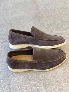 Sapatos de caminhada casuais de luxo 23SS com pingentes enfeitados de camurça e mocassins de couro masculino genuíno sem cadarço para sapatos esportivos masculinos 39-46