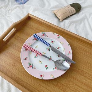 Servis s￤tter fransk stil bl￥/r￶d rutig keramisk handtag knivgaffel sked bordsartiklar efterr￤tt rostfritt st￥l glansigt k￶k