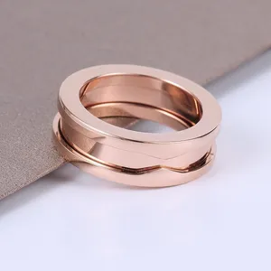 Anello in oro rosa di lusso Anelli a molla classici in acciaio al titanio per uomo e donna, anelli in ceramica di moda per feste, matrimoni, accessori di gioielli firmati di tutti i giorni, regali