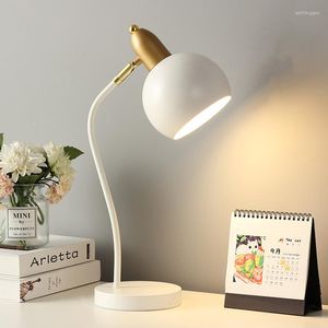 Lampy stołowe Nordic Iron Art Modna moda prosta lampa biurka Ochrona oka Dimming Metalowa salon sypialnia biuro wystrój domu