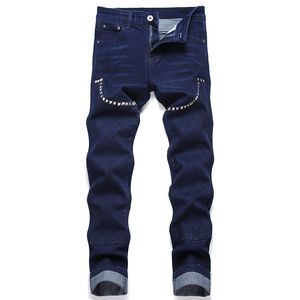 Sonbahar Punk Style Perçin Erkekler Kot Mavi Dikiş Kolaj İnce-Fit Streç Pantolon İlkbahar Yaz Günlük Denim Pantolon Pantalones Para Hombre Vaqueros