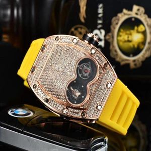 H￶gkvalitativa herrkvinnor Titta p￥ full diamant Iced Out Strap Designer Watches Quartz Movement Par Lovers Clock Wristwatch313e
