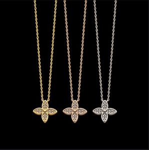 Acciaio al titanio Ciondoli a quattro foglie oro e argento Collana con diamanti pieni V-lettera collana da donna set di gioielli firmati V03