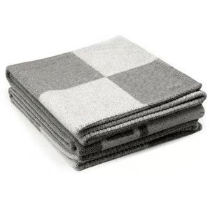 Coperte invernali di design tappeto di lusso divano coperta per bambini sciarpa portatile in lana di cashmere divano decorazioni per la casa plaid arancione lettera scialle uomo signora coperta in pelliccia sintetica