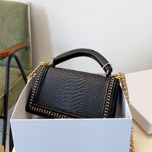 Trendy Lammfell Serpentine Snake Taschen Schwarz Weiß Grau Rot 4 Farben Junge Mädchen Straße Outdoor Sacoche Berühmte Designer Große Kapazität236N