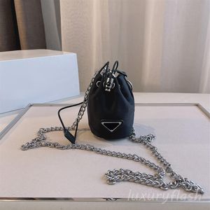Super Mini Designer Bucket Bag Women Axel Purses Cute New Summer Black Canvas Luxurys Chain Crossbody V￤skor Handv￤skor hela237T