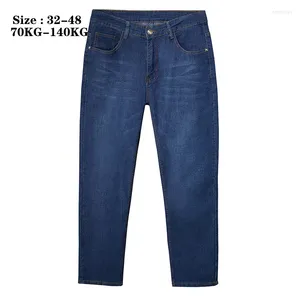 Мужские джинсы в размере 46 мужская одежда Широкая нога свободная случайная эластичность 2022 Летние мужчины плюс толстая тонкая мода -хип -хоп джинсовая ткань.